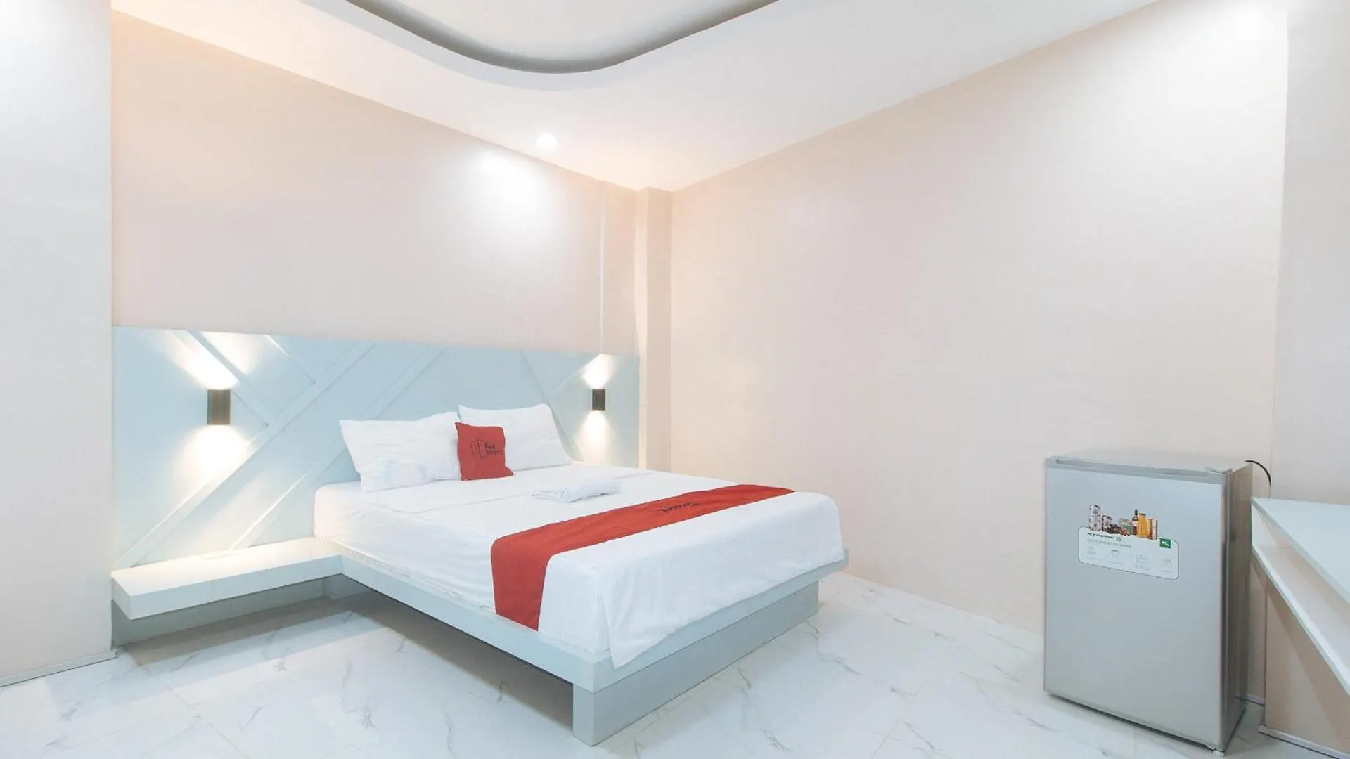 Reddoorz At Happy Stay Apartelle داويس بيت ريفي